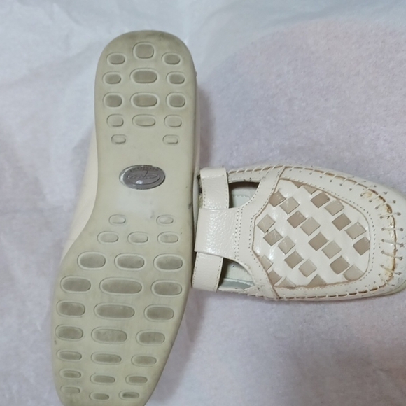 Mushrooms Loafers size 6m in a beautiful cream colored leather uppers - Picture 4 of 7